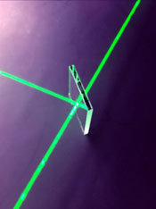 Das Bild zeigt einen geteilten grünen Laser.