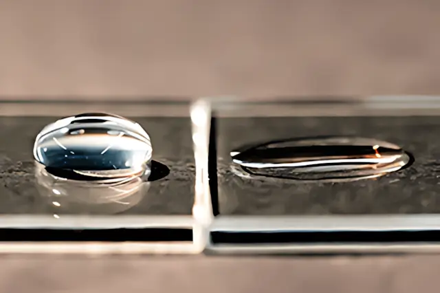 Wassertropfen auf oleophober Entspiegelung.