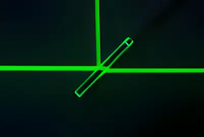 Das Bild zeigt einen durch einen teildurchlässigen Strahlteiler aufgeteilten Laser