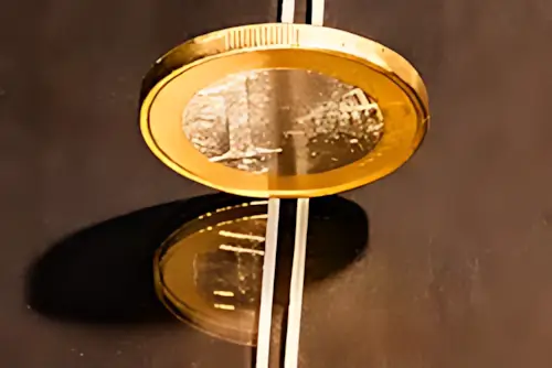 Bild zeigt klaren Unterschied: unbeschichtetes Glas (8,5% Reflexion) vs. ARC-entspiegeltes Glas.